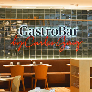 Visual identity for GASTROBAR by Carles Gaig, bringing haute cuisine closer to the airport. An elegant and exclusive brand that reflects the quality of the Chef